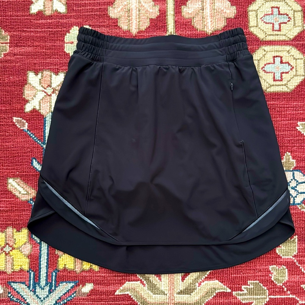 {Lululemon} Hotty Hot High-Rise Skirt in Black - Womens 6
Like new